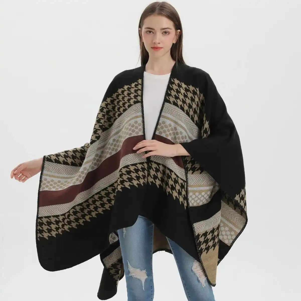 Poncho à motifs avec des manches.