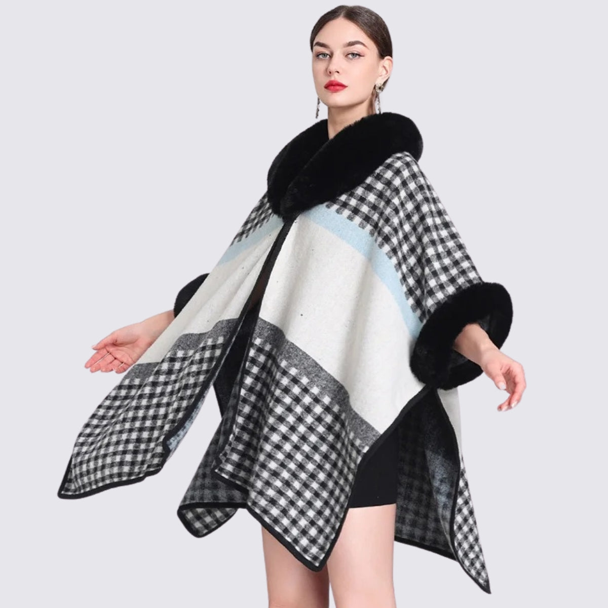 Cape Chic Femme Fourrure & Carreaux