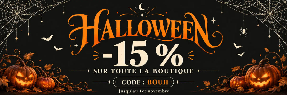 Bannière promotionnelle orange et blanche pour Halloween avec des citrouilles sculptées, des chauves-souris, des toiles d’araignée et un croissant de lune.